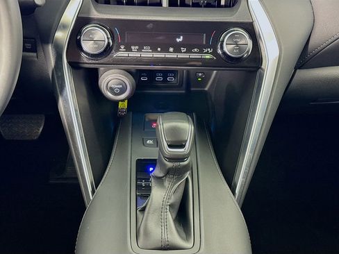 Used 2023 Toyota Venza LE image 33