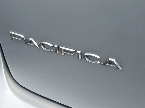 Used 2024 Chrysler Pacifica Touring-L FWD image 29
