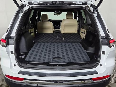 Used 2023 Jeep Grand Cherokee Limited w/ Luxury Tech Group II image 12