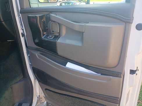 Used 2017 Chevrolet Express 2500 RWD image 32