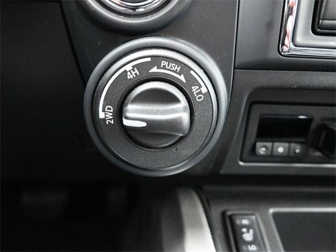 Used 2024 Nissan Titan SV w/ SV Convenience Package image 17