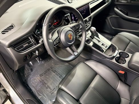Certified 2026 Porsche Macan AWD/4WD image 4
