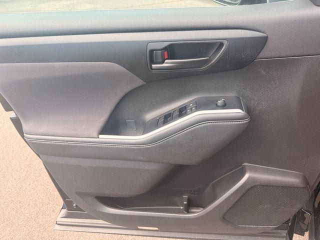 Used 2025 Toyota Highlander LE FWD image 7