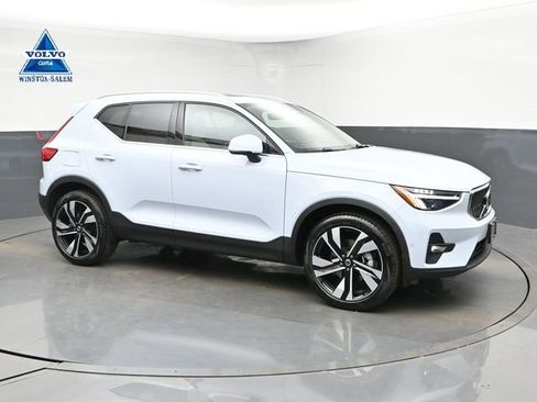 Used 2025 Volvo XC40 B5 Plus AWD/4WD image 1