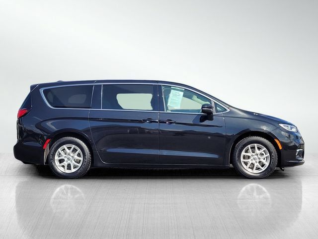 Used 2023 Chrysler Pacifica Touring-L FWD image 3
