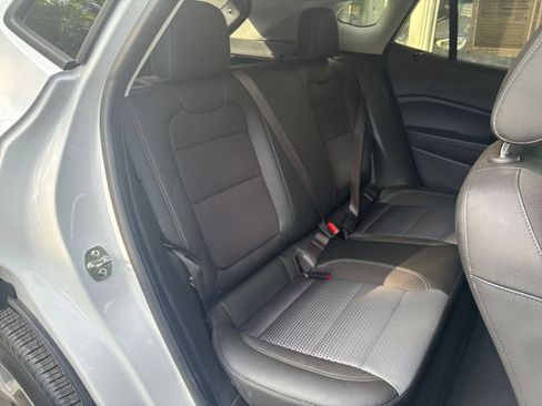 Used 2025 Chevrolet Trax LT FWD image 39