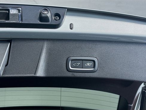 Used 2025 Volvo XC40 B5 Core image 32