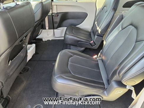 Used 2024 Chrysler Pacifica Touring-L image 12