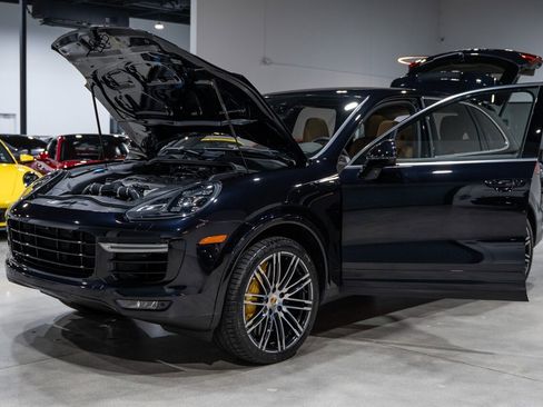 Used 2016 Porsche Cayenne Turbo S w/ Premium Package Plus image 38