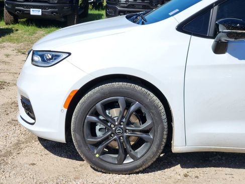 New 2026 Chrysler Pacifica Select image 6