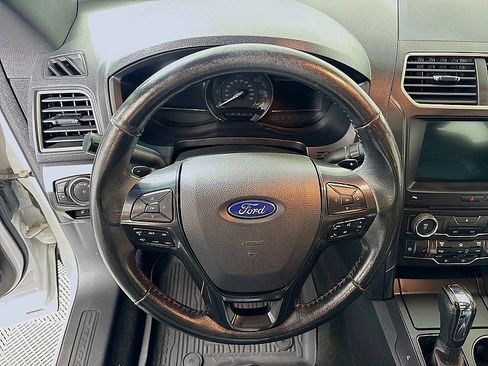 Used 2017 Ford Explorer XLT w/ Equipment Group 202A image 12