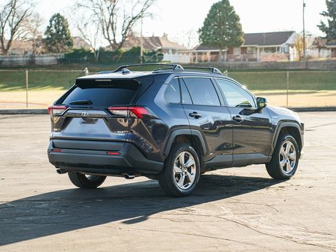 Used 2021 Toyota RAV4 XLE Premium image 5