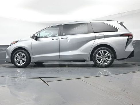Certified 2023 Toyota Sienna Platinum image 33