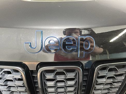 Used 2018 Jeep Grand Cherokee Laredo AWD/4WD image 10