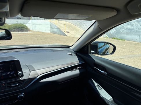 Used 2025 Nissan Altima 2.5 SV FWD image 35