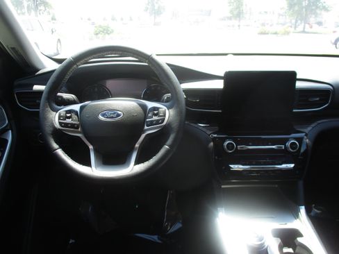 Used 2022 Ford Explorer Limited w/ Hybrid Equipment Group 310A AWD/4WD image 17