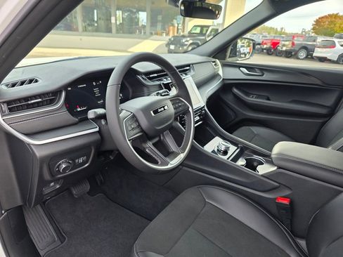 New 2025 Jeep Grand Cherokee Altitude image 10