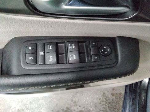 Used 2024 Chrysler Pacifica Touring-L image 33