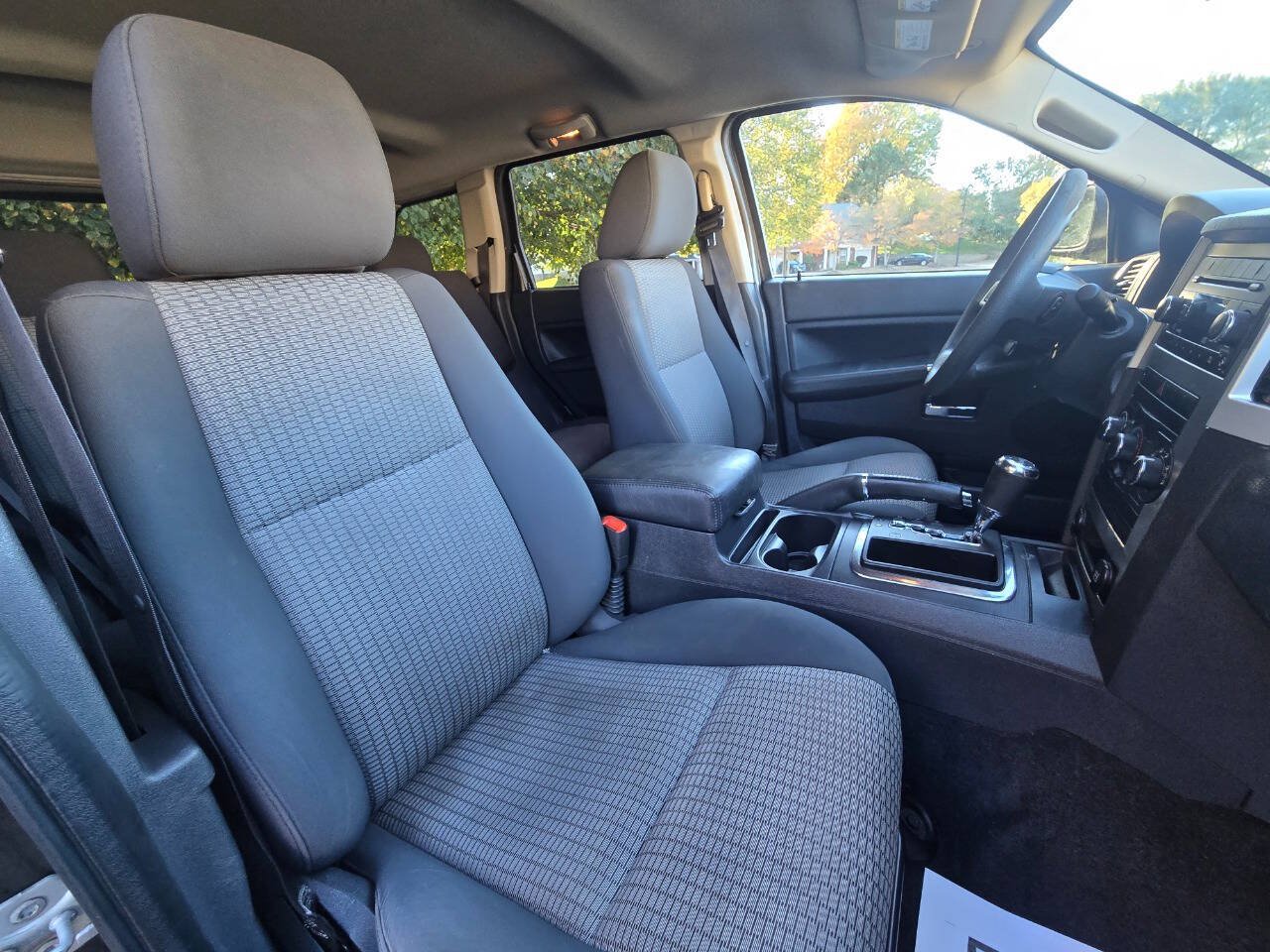 Used 2010 Jeep Grand Cherokee Laredo AWD/4WD image 27