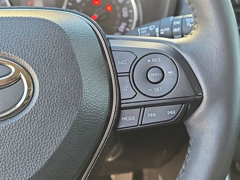 Used 2021 Toyota RAV4 XLE Premium image 18