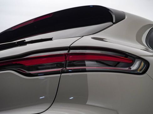 Certified 2024 Porsche Macan AWD/4WD image 12