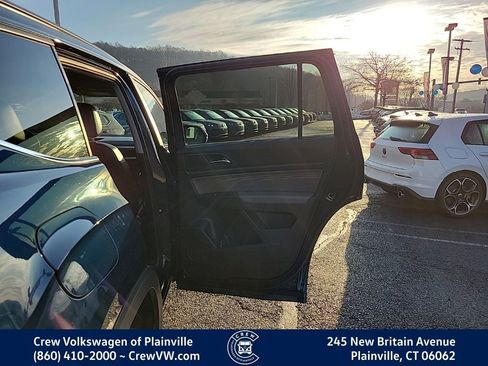 Certified 2022 Volkswagen Atlas SE image 44