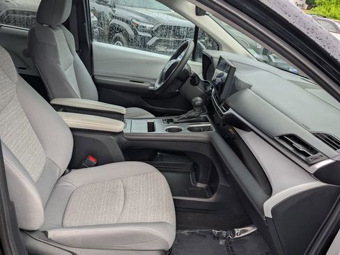 Used 2025 Toyota Sienna LE AWD/4WD image 20