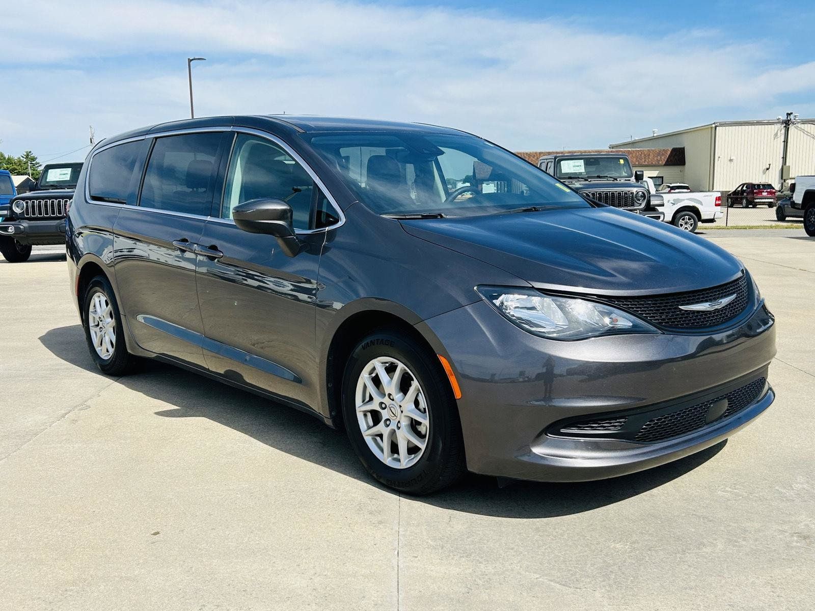 Used 2023 Chrysler Voyager LX FWD image 2