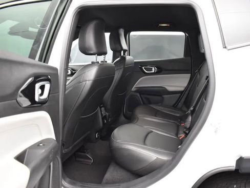 Used 2025 Jeep Compass Limited image 15