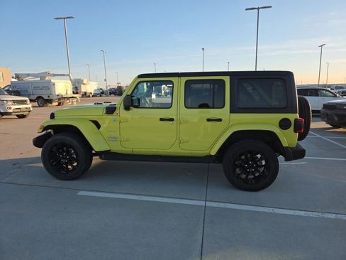 Used 2022 Jeep Wrangler Unlimited Sahara w/ Cold Weather Group AWD/4WD image 4