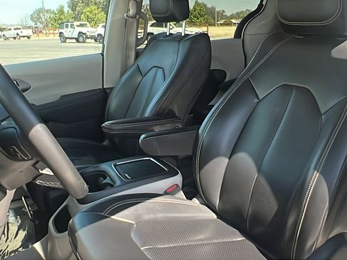 Used 2023 Chrysler Pacifica Touring-L image 18
