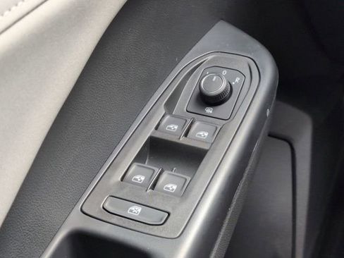 Used 2025 Volkswagen Taos SE w/ Panoramic Sunroof Package FWD image 15