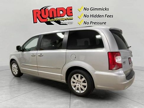 Used 2011 Chrysler Town & Country Touring-L w/ Entertainment Group #2 FWD image 2