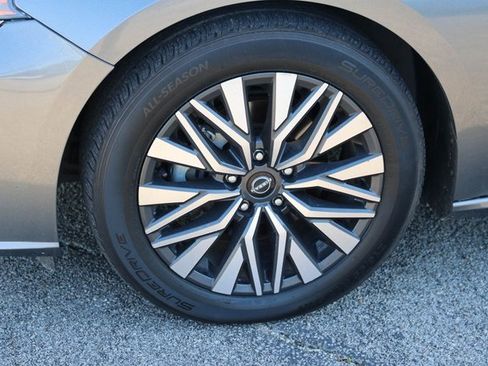 Used 2024 Nissan Altima 2.5 SV image 7