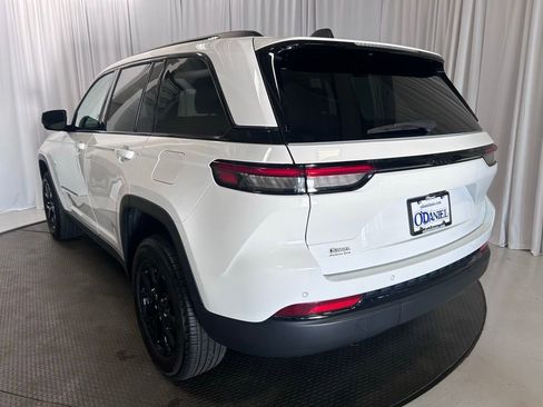 Used 2025 Jeep Grand Cherokee Altitude RWD image 26