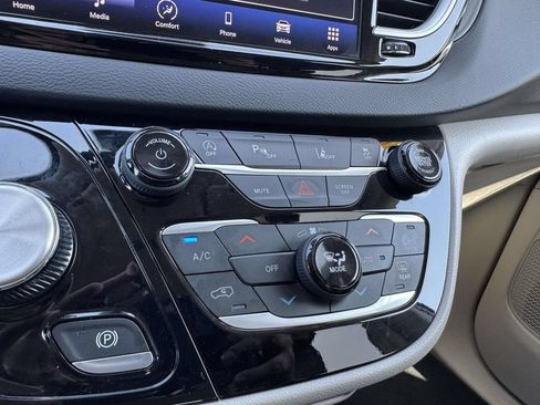 Used 2023 Chrysler Pacifica Touring-L FWD image 29