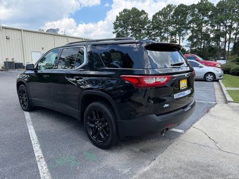 Used 2020 Chevrolet Traverse LT w/ LPO, Blackout Package FWD image 5