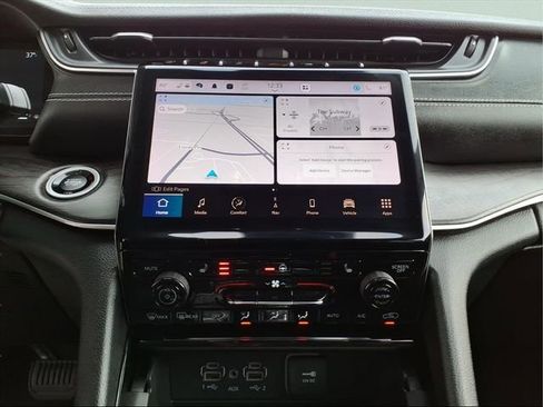 Used 2023 Jeep Grand Cherokee Limited AWD/4WD image 19