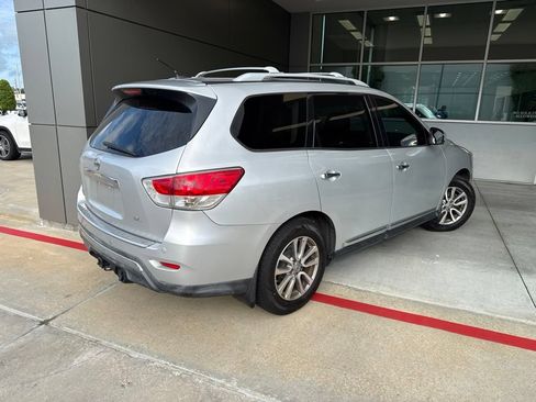 Used 2015 Nissan Pathfinder SL w/ SL Tech Package FWD image 2