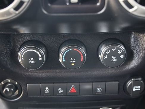 Used 2016 Jeep Wrangler Unlimited Rubicon w/ Connectivity Group AWD/4WD image 18