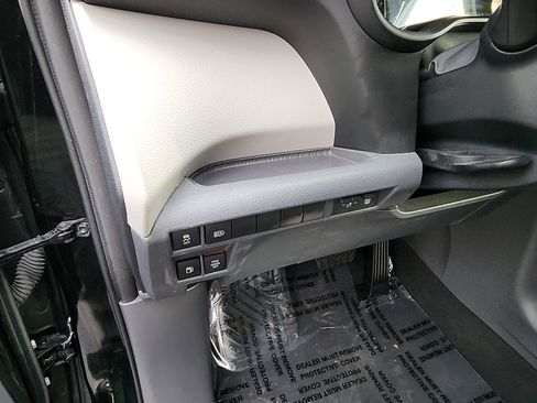 Certified 2023 Toyota Sienna XLE image 13