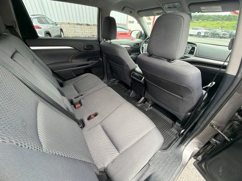 Used 2019 Toyota Highlander LE AWD/4WD image 36
