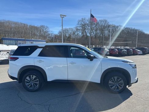 Used 2024 Nissan Pathfinder S image 4