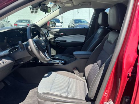 Used 2025 Chevrolet Trax LT w/ LT Convenience Package image 25