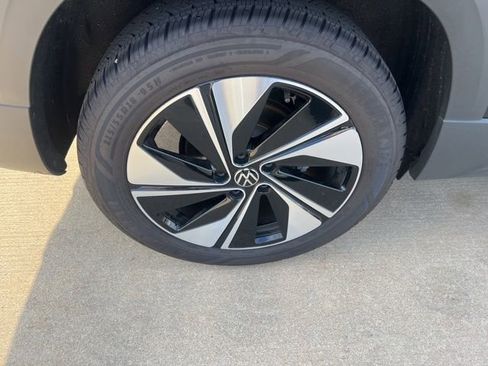 Used 2025 Volkswagen Taos SE image 16