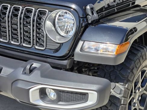 Certified 2025 Jeep Gladiator Sport AWD/4WD image 10