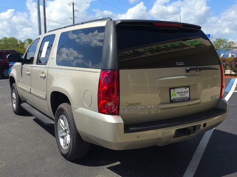 Used 2007 GMC Yukon XL SLT w/ SLT Preferred Equipment Group image 7