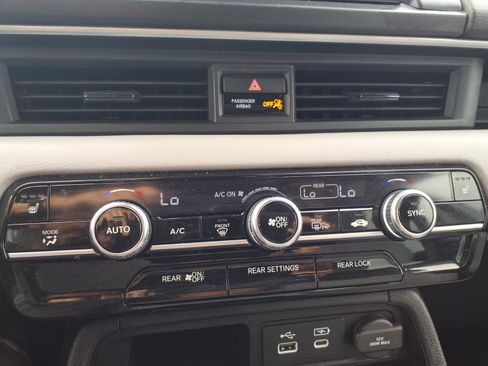 Used 2023 Honda Pilot Touring image 8