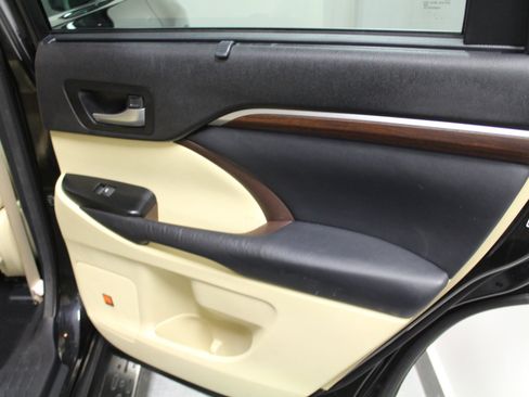Used 2014 Toyota Highlander Limited Platinum image 31