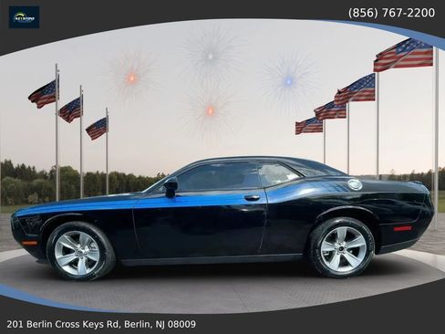 Used 2017 Dodge Challenger SXT w/ Driver Convenience Group RWD image 4